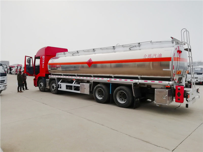 上汽紅巖29.7方前四后八鋁合金運油車，20噸運油車